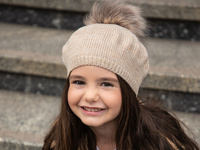 Jamiks APIA beret dla dziewczynki pompon beż